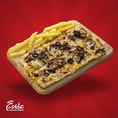 خمیر پیتزا سایز 21*10.5 ، گوشت رست بیف ، سس مخصوص ، قارچ ، پنیر موزارلا ، سیب زمینی سرخ کرده و زیتون سیاه میدل بیف